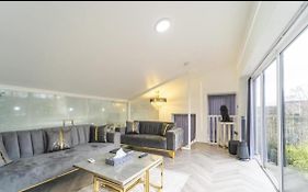 New Modern Stylish Villa Near City Centre Birmingham, With Outdoor Hot Tub